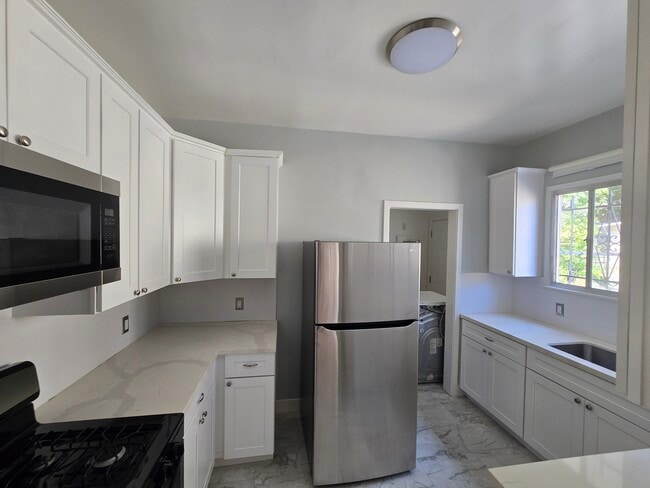 Kitchen - 619 S Sweetzer Ave Unit Downstairs