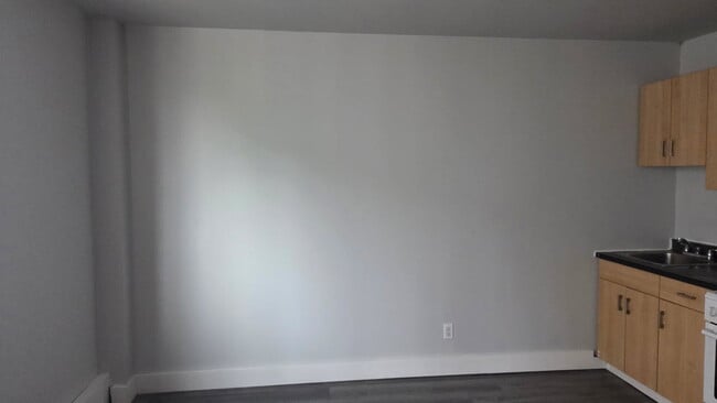 570 Ellice Ave Unit B7