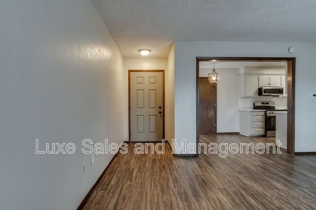 Photo - 11723 N Francis Ave