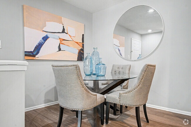 James 1BR, 1BA - 826SF - Dining Room