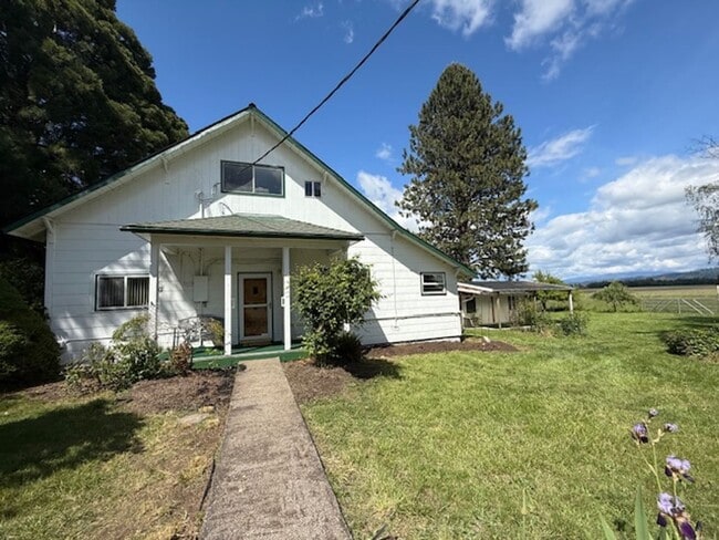 Building Photo - Large Home on the Out Skirts of Town!