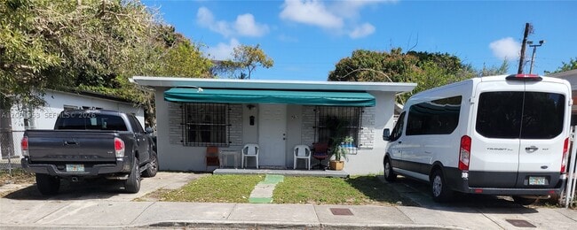 Building Photo - 7015 NW 4th Ct Unit 7017
