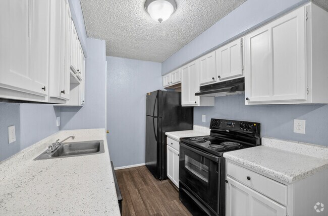2BR, 2BA - 770SF