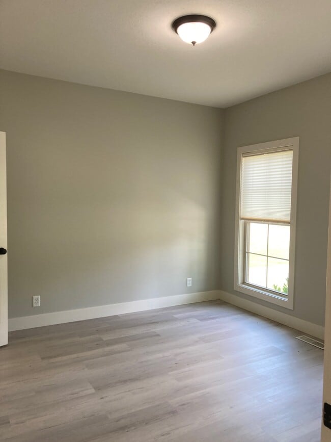 Photo - 1085 Melchior Dr N