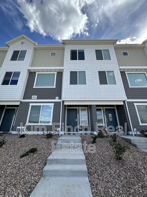 Building Photo - 887 E Seaside St Rental