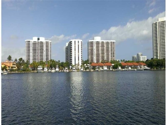 Building Photo - 3600 Yacht Club Dr Unit 1204
