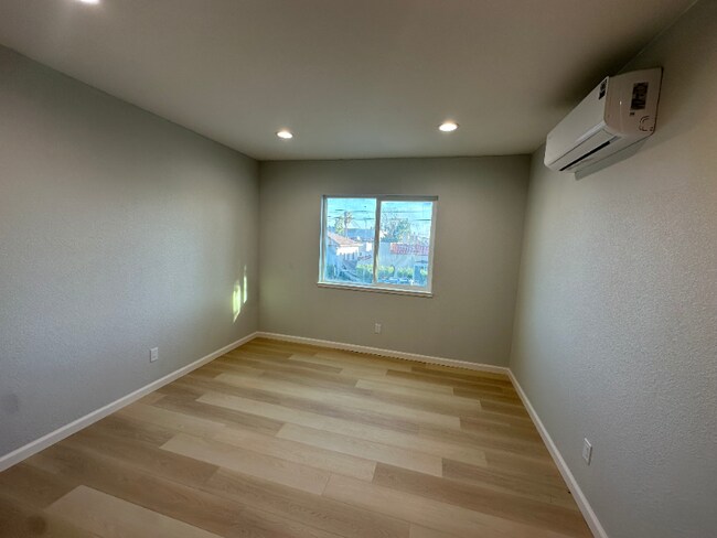 Photo - 822 E 11th St