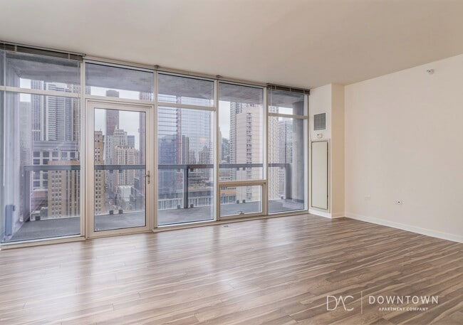 Building Photo - 859 N La Salle Dr Rental