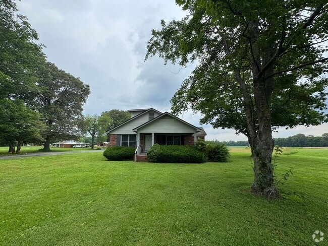 Building Photo - Prime Location! 3 Bed Home on Highway to M...