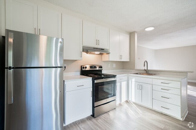 2BR, 1BA - 890SF