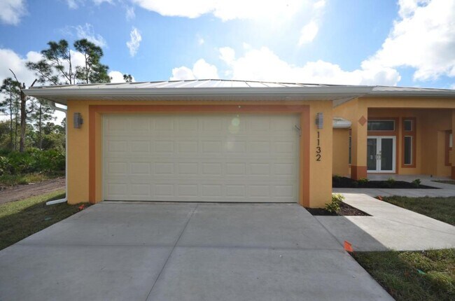 Photo - 1132 Edelweiss St E