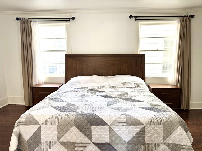 Master Bedroom - 512 E Waldburg St