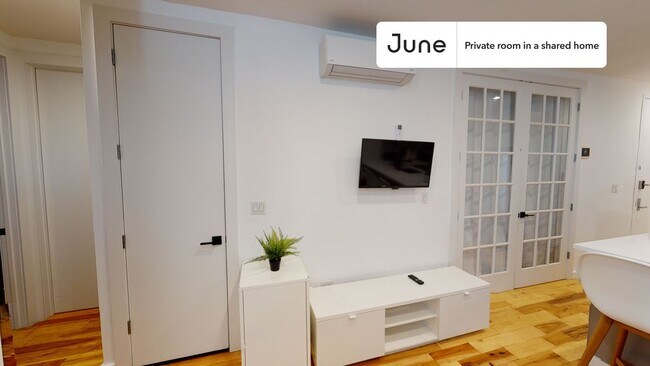 Room in Shared 4 bed/2 bath home in Ridgewood