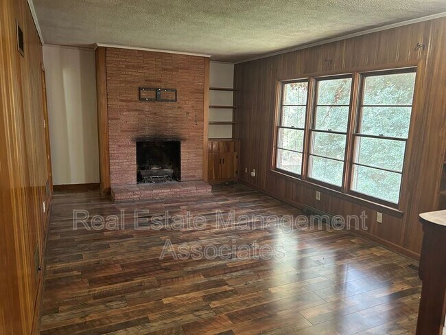 Photo - 901 Mockingbird Ln