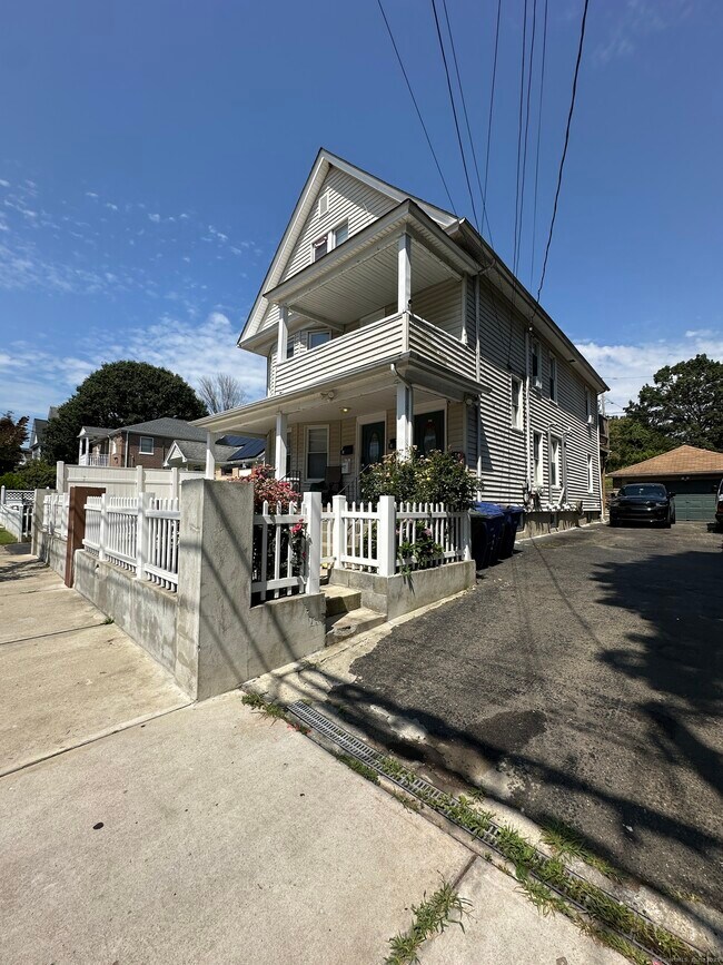 Building Photo - 16 Charron St Unit 1 Rental