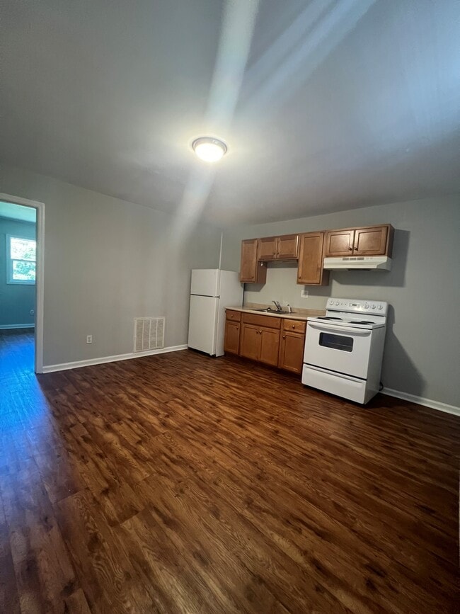 Building Photo - 2413 S Fraser St Unit 1-Bedroom Rental