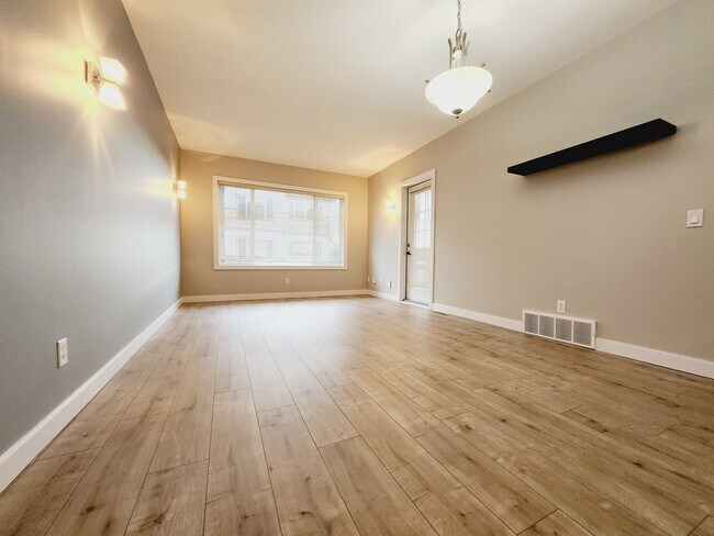 Photo - 2565 Hanna Crescent NW