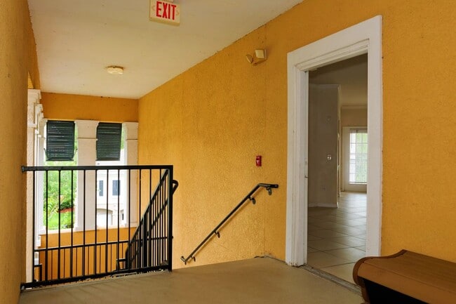 Spacious 2 bed 2 bath condo, split floorpl... - Spacious 2 bed 2 bath condo, split floorpl...
