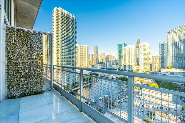 Building Photo - 690 SW 1st Ct Unit 2124 Rental