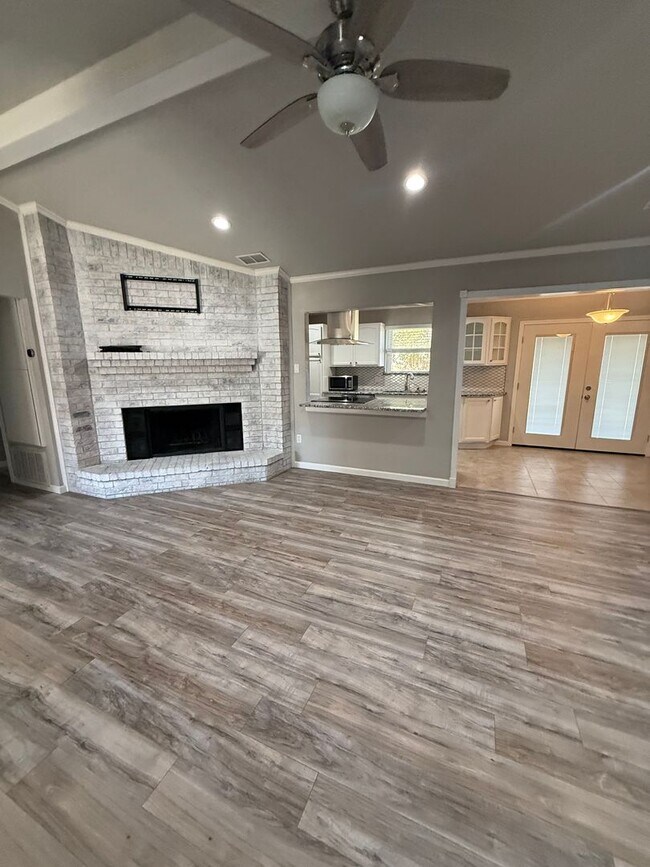 Photo - walking distance to TCU!! Brick 4 bed 2 bath 2 car Garage & Mature tree in yard!!