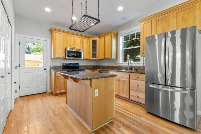 Building Photo - 2529 SE 32nd Ave Rental