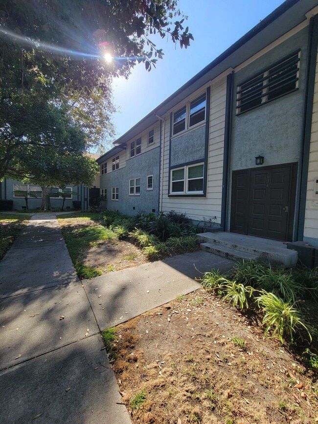 Building Photo - Fairfax/Culver 2-bedroom apartment Cameo Woods Unit 4
