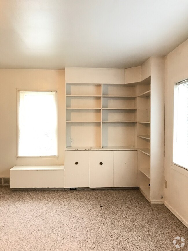 Building Photo - 3 Bedroom, 1 Bath Apartment for Rent - Clo...