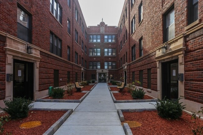 Building Photo - 2211 W Eastwood Ave Unit J08W