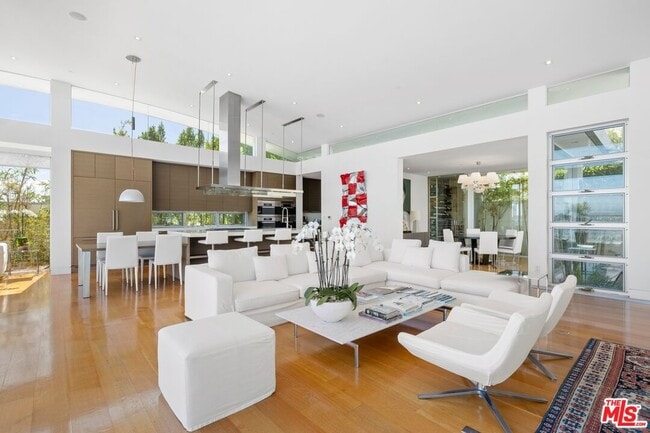 Photo - 1476 Blue Jay Way