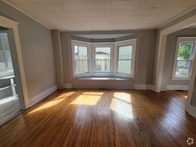 Building Photo - 3 Bedroom- Prime Rochester Location Unit Down Rental