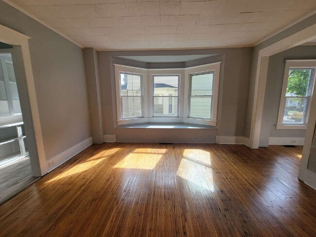 3 Bedroom- Prime Rochester Location - 3 Bedroom- Prime Rochester Location Apartment Unit Down