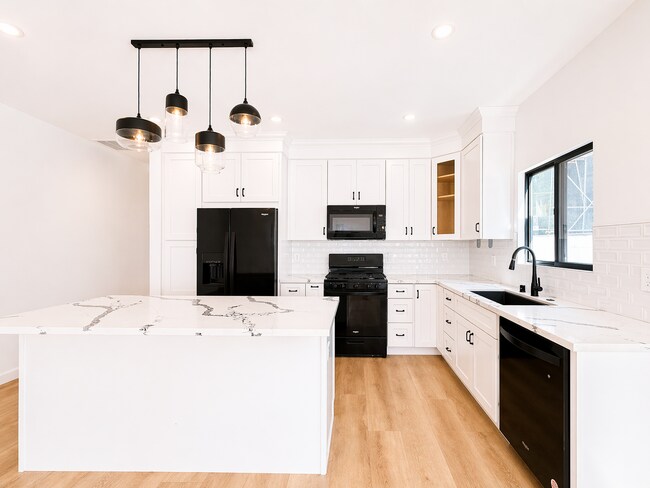 Photo - 818 N Genesee Ave