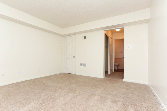 2BR, 2BA - 936 SF - Bedroo