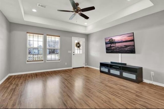 315 W Bond St
