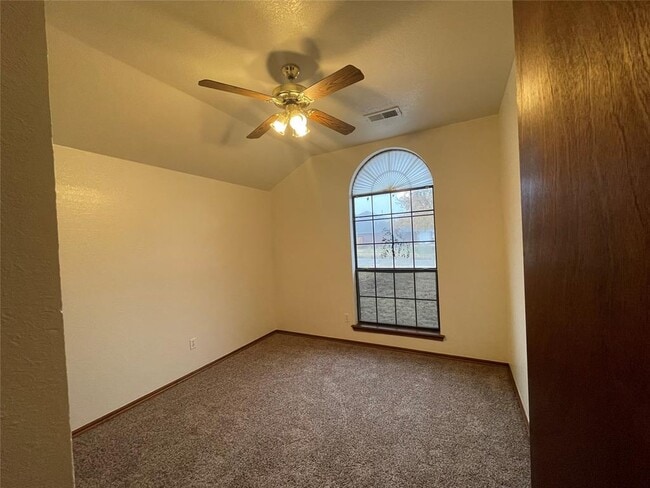 Photo - 621 Gyrfalcon Dr