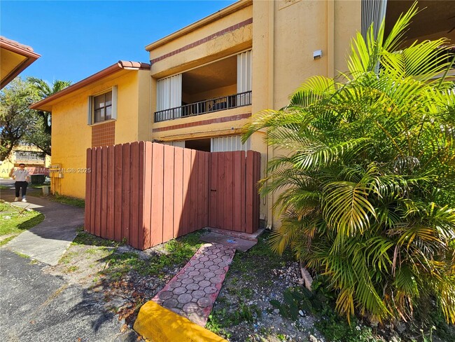 Photo - 10885 NW 7th St Condominio Unidad 13-33