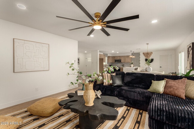 Photo - 516 E Greenway Dr