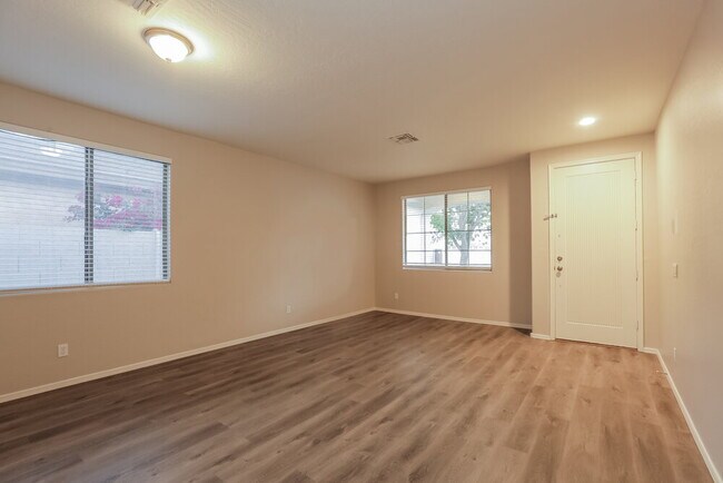 Photo - 2427 E Glass Ln