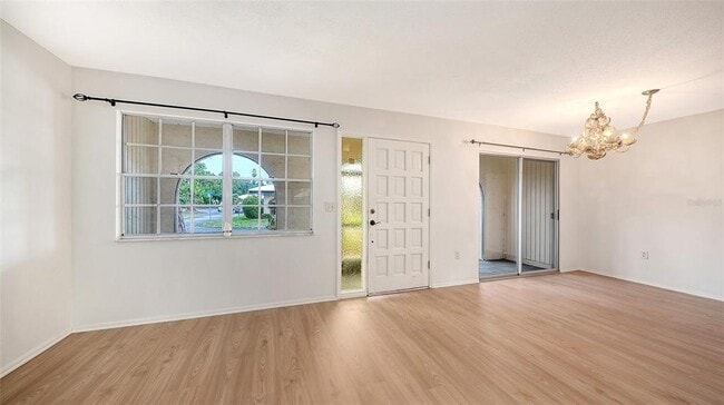 Photo - 515 Rousseau Dr