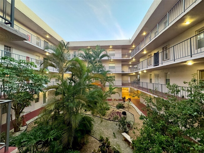 Building Photo - 2821 Somerset Dr Unit 216