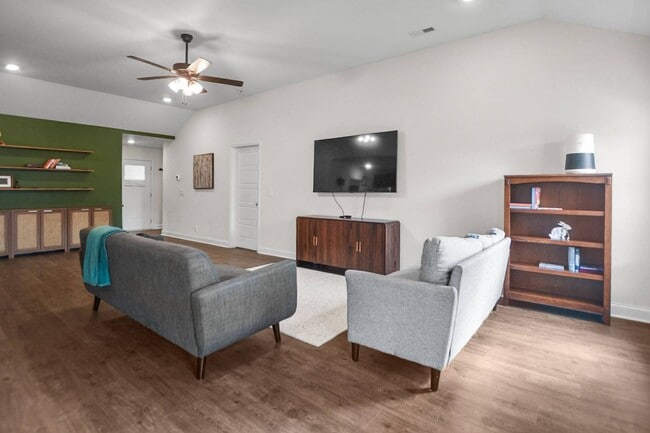 Photo - Pet Friendly Three Bedroom!