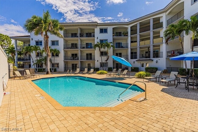 Building Photo - 1100 Pine Ridge Rd Unit B106