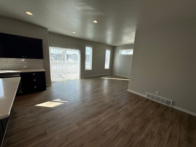 Building Photo - 3033 39th Ave S