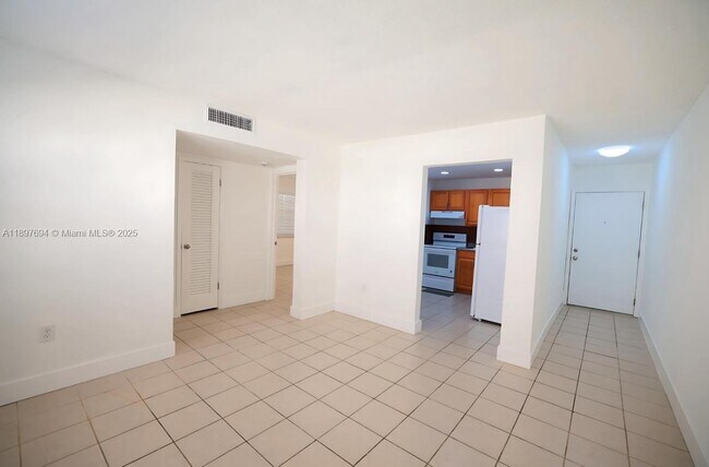 Photo - 16117 NE 19th Ct Unit 4