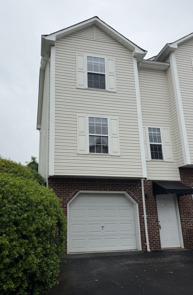 Building Photo - Spacious 2-Bedroom Townhouse with Garage