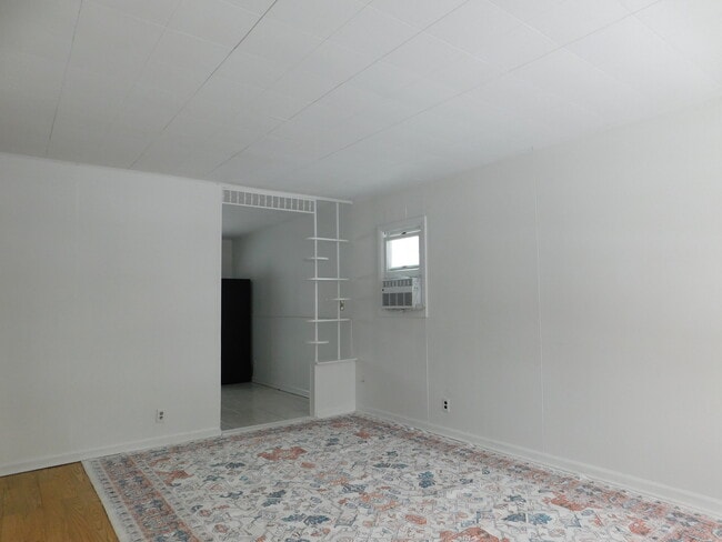 Photo - 33 Hawthorne Ln