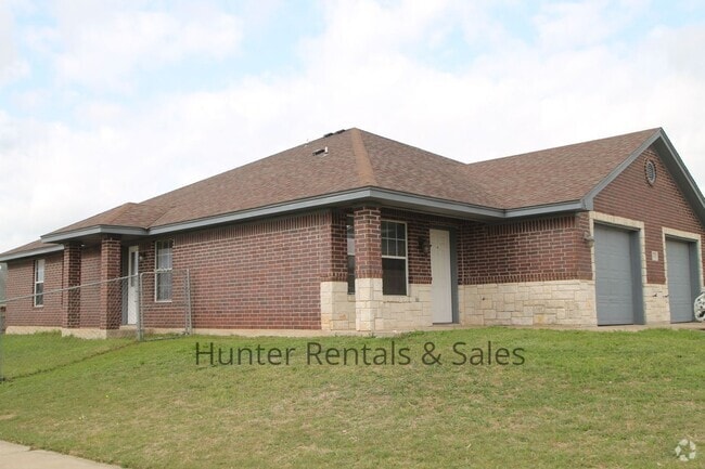 Building Photo - Spacious Duplex! Rental