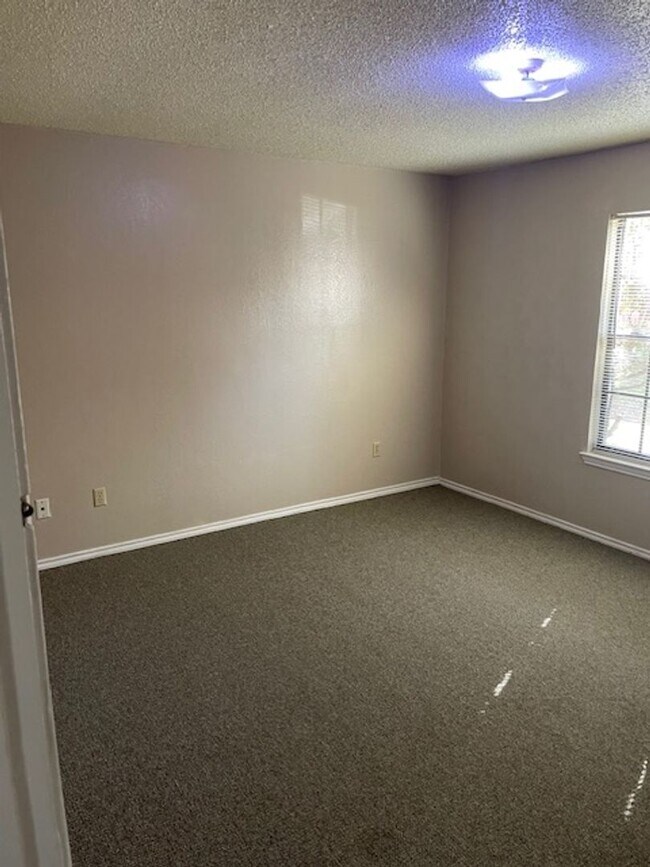 Photo - Spacious 2 Bedroom, 1 Bathroom Apartment