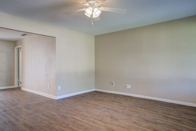 Photo - 2611 49th St