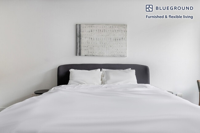 Photo - 61 W Erie St Unidad FL2-ID1396